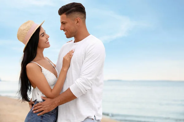 Una Pareja Encantadora Pasando Tiempo Juntos Playa Espacio Para Texto — Foto de Stock