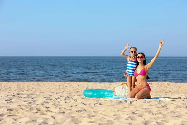 Bonne Mère Fille Sur Plage Sable Fin Près Mer Espace — Photo