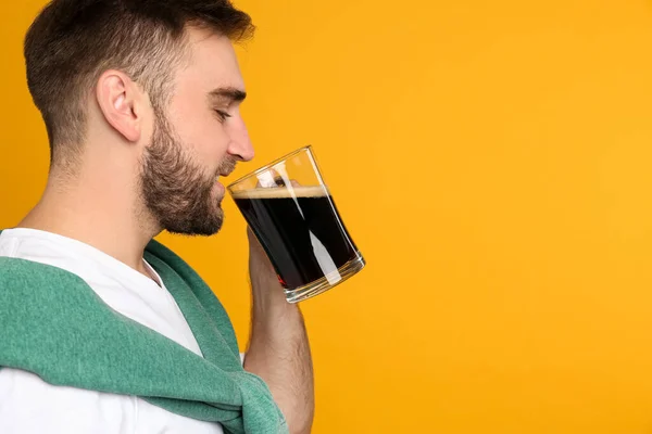 Knappe Man Met Koude Kvass Gele Achtergrond Ruimte Voor Tekst — Stockfoto