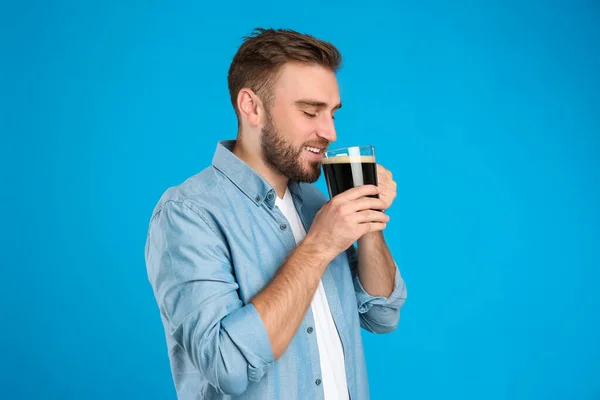 Hombre Guapo Con Kvas Frías Sobre Fondo Azul Bebida Tradicional — Foto de Stock