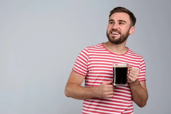 Açık Gri Arka Planda Soğuk Kvass Ile Yakışıklı Bir Adam — Stok fotoğraf