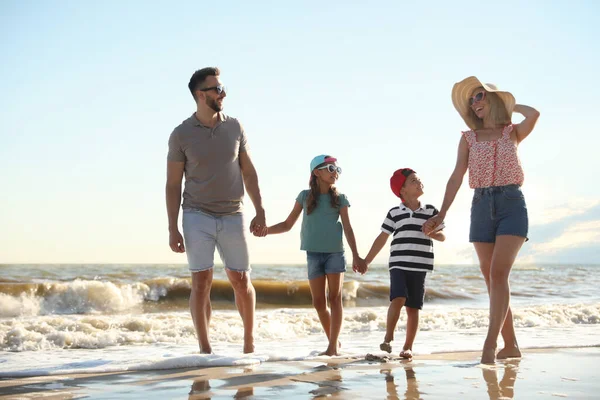 Heureuse Famille Marchant Sur Plage Sable Près Mer — Photo