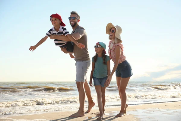 Mutlu Aile Deniz Kıyısındaki Kumsalda Eğleniyor — Stok fotoğraf