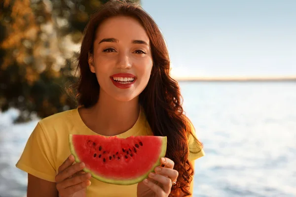 Mooie Jonge Vrouw Met Watermeloen Nabij Rivier Bij Zonsondergang — Stockfoto