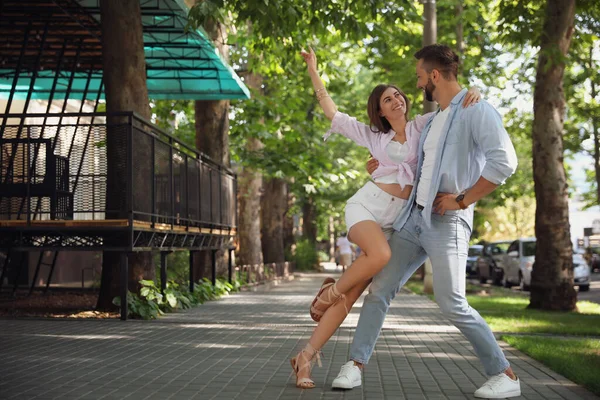 Adorável Jovem Casal Dançando Juntos Livre Dia Ensolarado — Fotografia de Stock