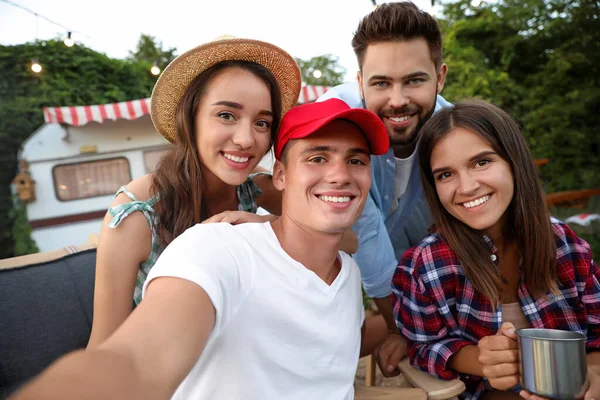 Šťastní Přátelé Vezou Selfie Blízko Přívěsu Camping Season — Stock fotografie