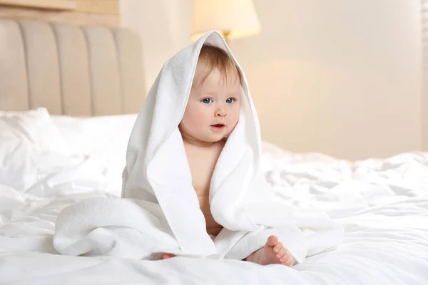 Lindo Bebé Con Toalla Suave Cama Después Del Baño —  Fotos de Stock