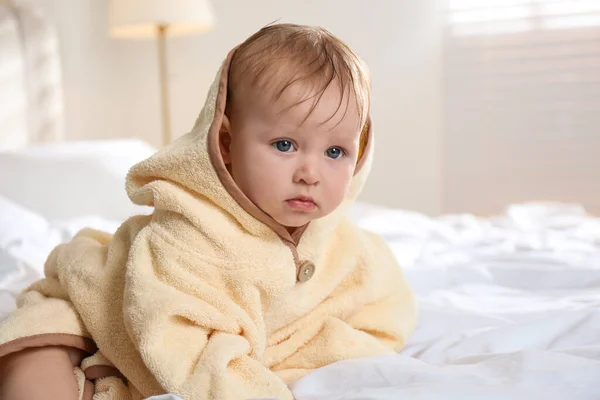 Niedliches Kleines Baby Gelbem Kapuzenhandtuch Auf Dem Bett Nach Dem — Stockfoto
