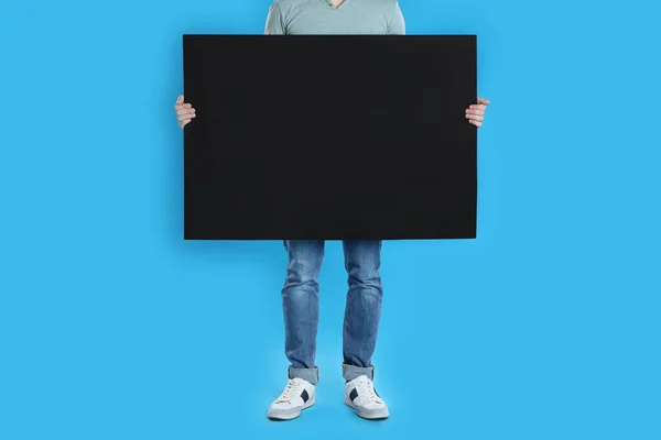 Homem Segurando Cartaz Branco Fundo Azul Close — Fotografia de Stock