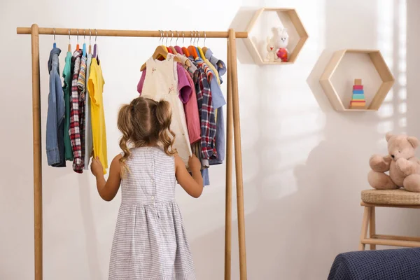 Klein Meisje Kiezen Kleding Rek Kamer — Stockfoto