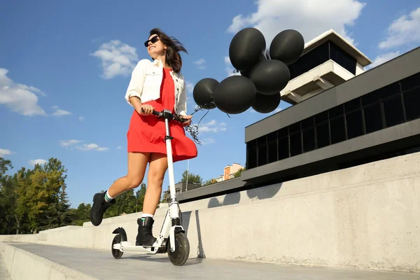 Jovem Mulher Com Balões Preto Equitação Chute Scooter Longo Rua — Fotografia de Stock