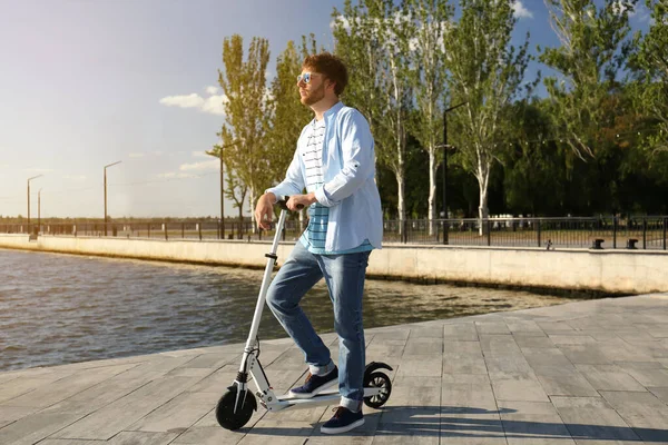 Homem Com Scooter Chute Moderno Beira Mar — Fotografia de Stock