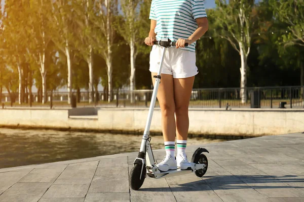 Mujer Joven Montando Patinete Scooter Moderno Largo Paseo Marítimo Primer — Foto de Stock