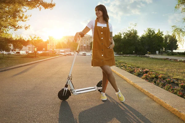 Молода Жінка Скутером Сонячному Парку — стокове фото