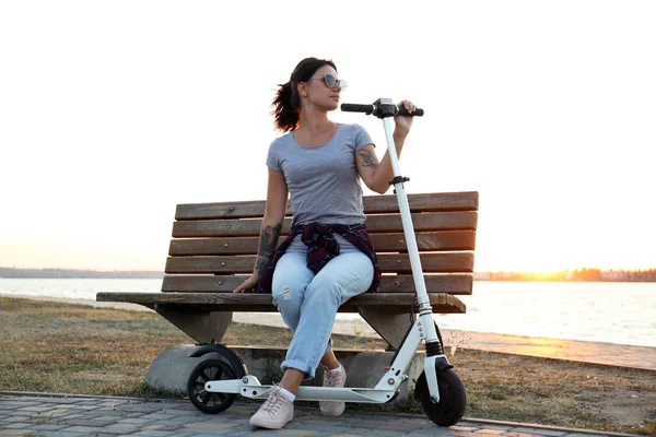 Mujer Joven Con Patinete Scooter Sentado Banco Aire Libre — Foto de Stock