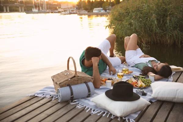 Glückliches Paar Verbringt Zeit Auf Pier Beim Picknick — Stockfoto