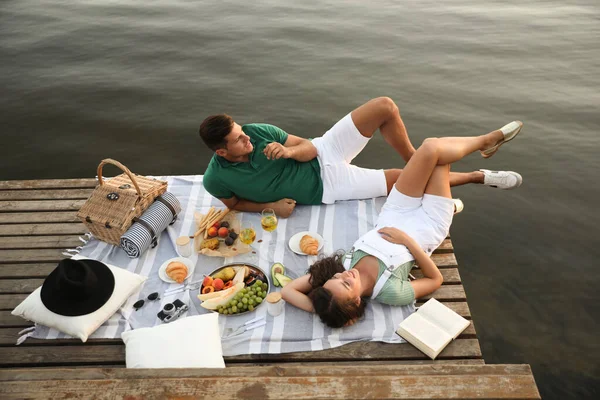 Glückliches Paar Verbringt Zeit Auf Der Seebrücke Beim Picknick Oberhalb — Stockfoto