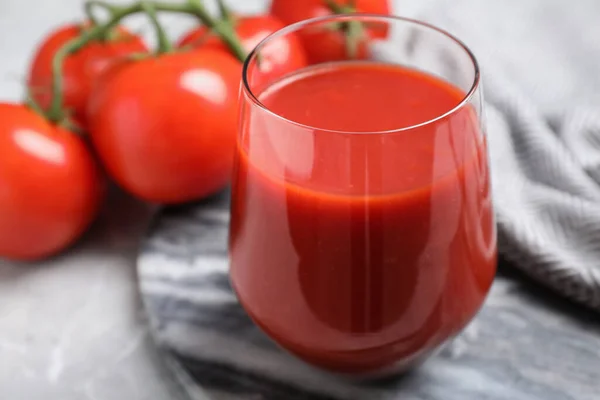 Νόστιμο Φρέσκο Χυμό Ντομάτας Ποτήρι Στο Τραπέζι Closeup — Φωτογραφία Αρχείου