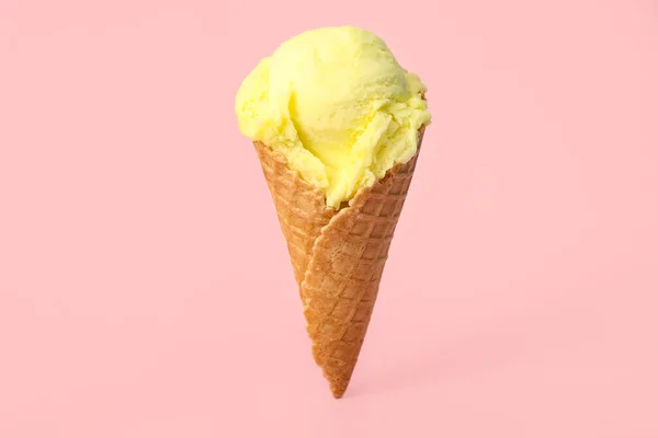 Delicioso Helado Amarillo Cono Gofre Sobre Fondo Rosa — Foto de Stock