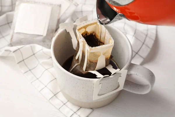 Verter Agua Caliente Una Taza Vidrio Con Una Bolsa Café —  Fotos de Stock