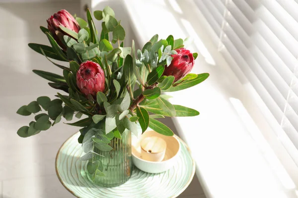 Vas Dengan Karangan Bunga Protea Yang Indah Atas Meja Dalam — Stok Foto