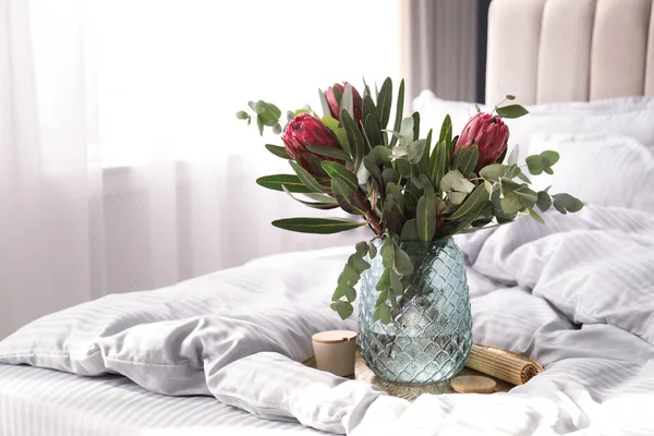 Vase Avec Bouquet Belles Fleurs Protea Sur Lit Intérieur — Photo