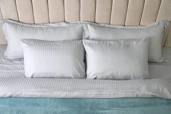Удобная Кровать Мягким Одеялом Подушками Вид Сверху — стоковое фото
