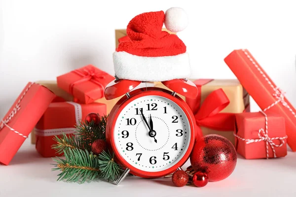白い背景にクリスマスの装飾が施された目覚まし時計 新年のカウントダウン — ストック写真