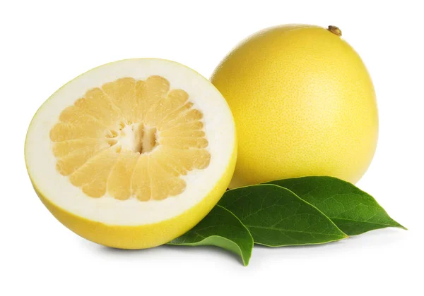 Vers Gehakte Vruchten Hele Pomelo Geïsoleerd Wit — Stockfoto