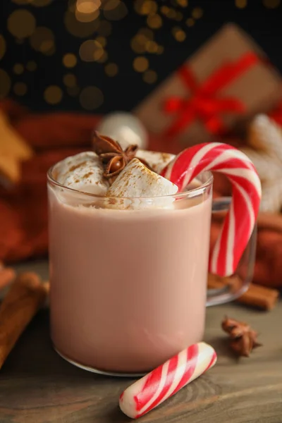 Glas Kopp Välsmakande Kakao Med Marshmallows Och Julgodis Sockerrör Träbord — Stockfoto
