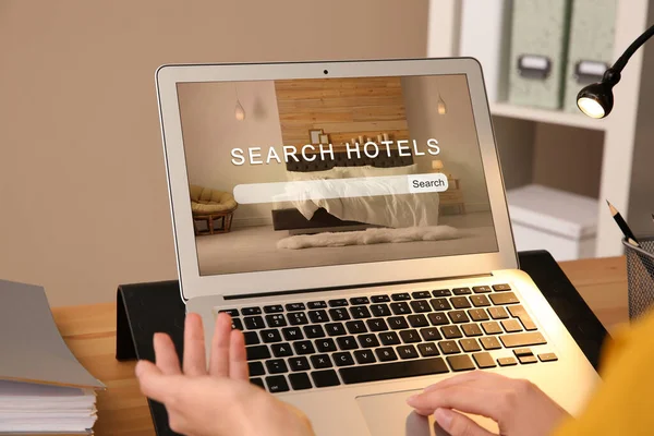 Donna Che Cerca Hotel Usando Laptop Tavola Primo Piano Prenotazione — Foto Stock