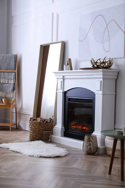 白い壁の近くに暖炉付きの美しいリビングルームのインテリア — ストック写真