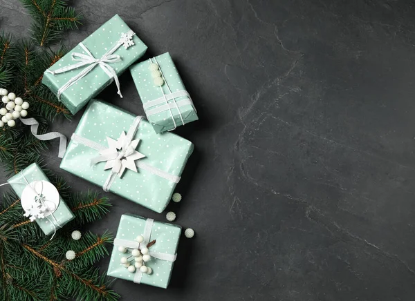 Vánoční Dárkové Krabice Jedlovými Větvemi Tmavě Šedém Pozadí Ploché Ležely — Stock fotografie