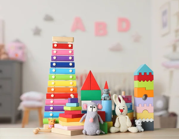 Conjunto Diferentes Brinquedos Bonitos Mesa Madeira Quarto Das Crianças — Fotografia de Stock