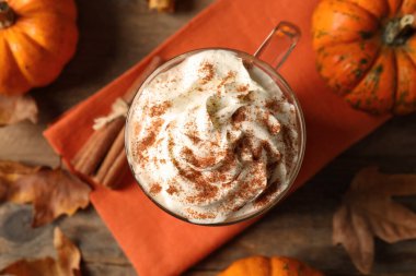 Masanın üstünde nefis balkabaklı latte.