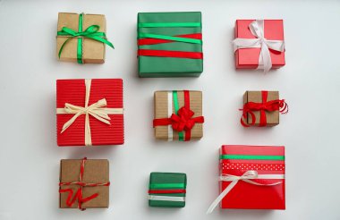 Açık arkaplanda Noel hediyesi kutuları olan düz bir kompozisyon.
