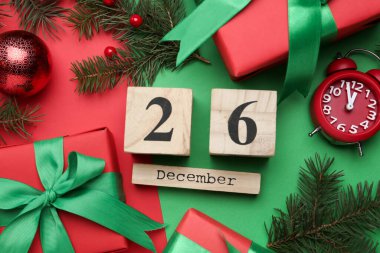 Blok takvimi ve renk arkaplanı üzerinde hediyeleri olan düz konum. Boks günü konsepti