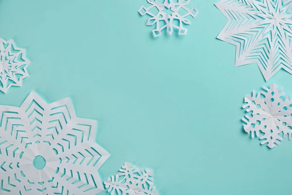 Composição Leigos Planos Com Flocos Neve Papel Fundo Ciano Espaço — Fotografia de Stock