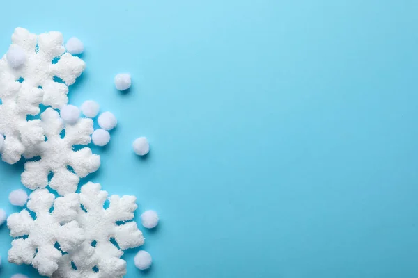 ライトブルーの背景に美しい雪の結晶や装飾ボール フラットレイアウト テキストのスペース — ストック写真