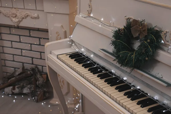 Piano Branco Com Luzes Fadas Grinalda Dentro Casa Música Natal — Fotografia de Stock