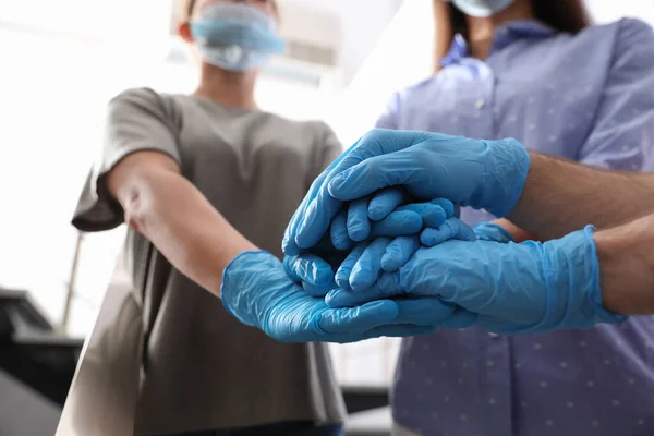 Menschen Blauen Medizinhandschuhen Stapeln Hände Auf Verschwommenem Hintergrund Nahaufnahme — Stockfoto