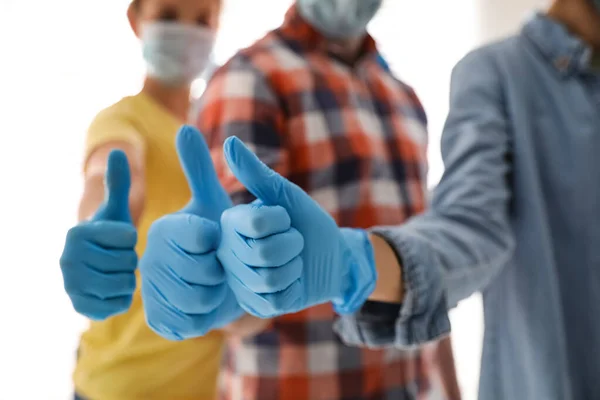 Grupo Personas Con Guantes Médicos Azules Mostrando Los Pulgares Hacia — Foto de Stock