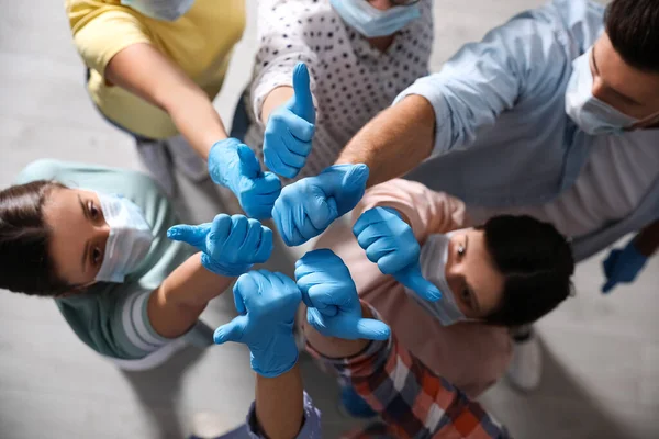 Grupo Personas Guantes Médicos Azules Que Muestran Los Pulgares Hacia —  Fotos de Stock