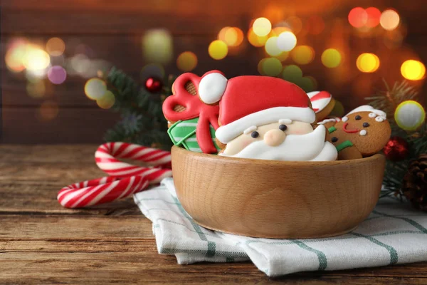 Smaczne Ciasteczka Świąteczne Misce Cukierki Drewnianym Stole Efekt Bokeh — Zdjęcie stockowe