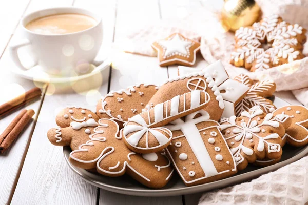 Lecker Dekorierte Weihnachtsplätzchen Auf Weißem Holztisch Bokeh Effekt — Stockfoto