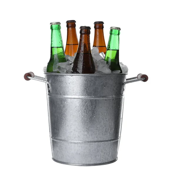 白に隔離されたビールと氷のキューブのボトル付きの金属バケツ — ストック写真