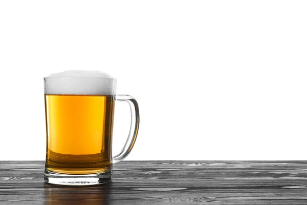 Skleněný Hrnek Chutného Piva Černém Dřevěném Stole Bílém Pozadí — Stock fotografie