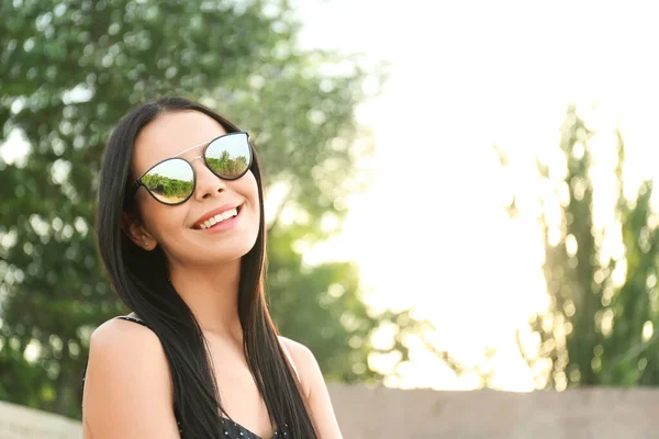 Smuk Ung Kvinde Iført Stilfulde Solbriller Udendørs Plads Til Tekst - Stock-foto