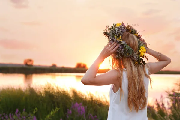 Jovem Mulher Vestindo Grinalda Feita Belas Flores Livre Pôr Sol — Fotografia de Stock