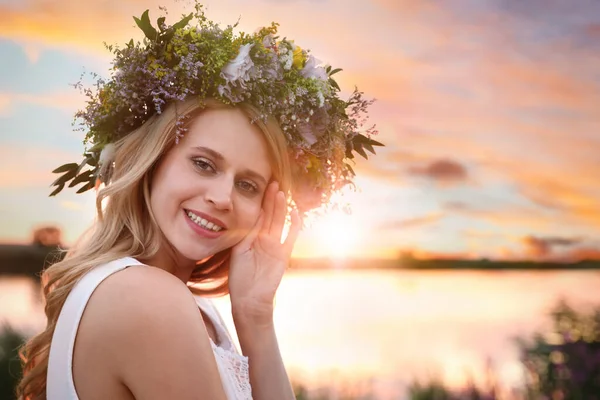 Ung Kvinna Bär Krans Gjord Vackra Blommor Utomhus Vid Solnedgången — Stockfoto